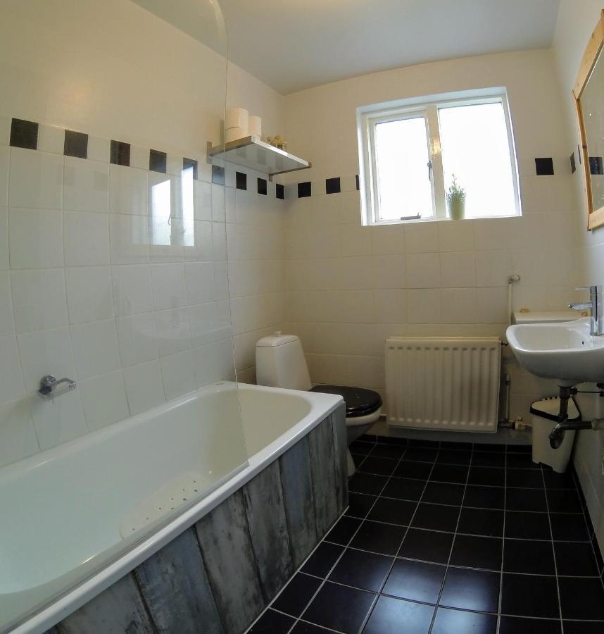 Skjolbraut - Cozy Apartment - Central Location - Free Parking - Close To A Public Swimming Pool And Sky Lagoon Reykjavik Bagian luar foto